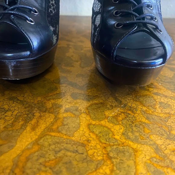 Stuart Weitzman Lace Bootie Black Calf size 7.5 - Picture 5 of 7